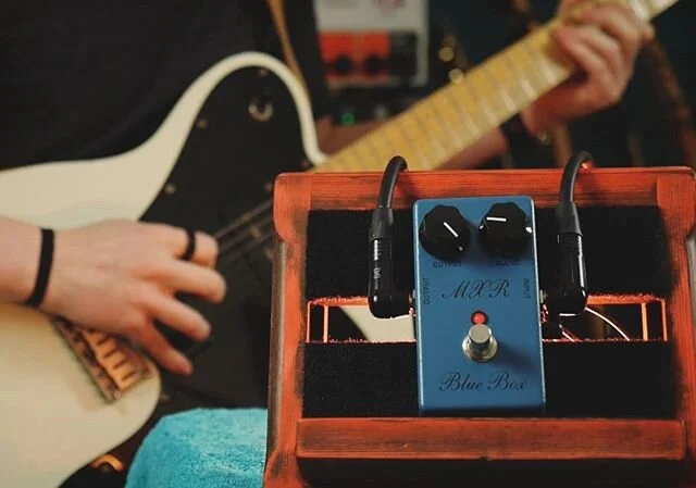 It's glitchy, subterranean, fuzz chaos this week as we Gain Appreciation for the MXR Blue Box. 
This Script Reissue is nasty and dangerous, just the way I like it.