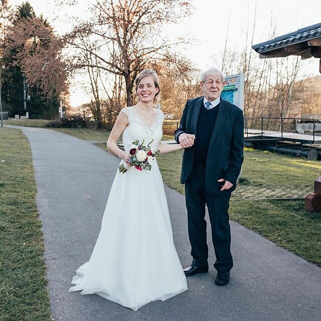 Wenn die Gro&szlig;eltern auf der Hochzeit dabei sein k&ouml;nnen, ist es was ganz wertvolles. 
So auch f&uuml;r Sarahs Opa: er war in diesem Moment so gl&uuml;cklich mit der Braut diesen Weg entlang zu stolzieren.
.
.
.
.
.
.
.

#braut #opa #herzens