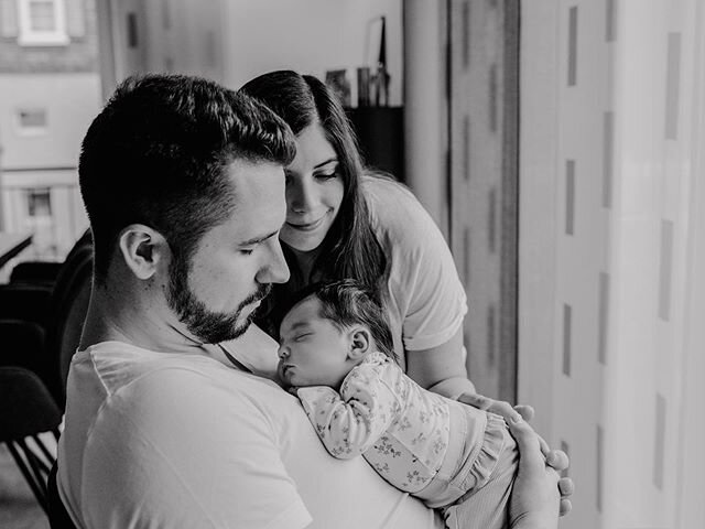 Homestory bei Sofia. Jedes Mal wieder eine besondere Zeit eine frischgebackene &amp; gl&uuml;ckliche Familie zu fotografieren. .
.
.
.
.
.
.

#homestory #wearefamily #baby #neugeboren #liebe #familie #kind #familienmitglied #leben #momente #newborn #