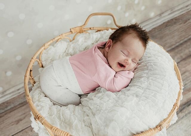 Wer sch&ouml;n sein will muss&hellip; LACHEN!

#homestory #smile #baby #neugeboren #liebe #familie #kind #familienmitglied #leben #momente #newborn #newbornphotography #newlife #littlebaby #family #photographer #hochzeitsfotograf #siegen #burbach #re