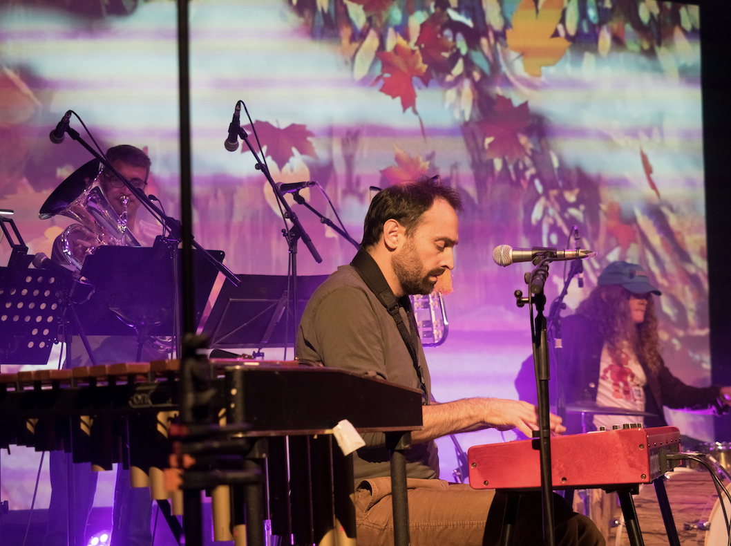 Grubby Mitts live at ICA 14.png