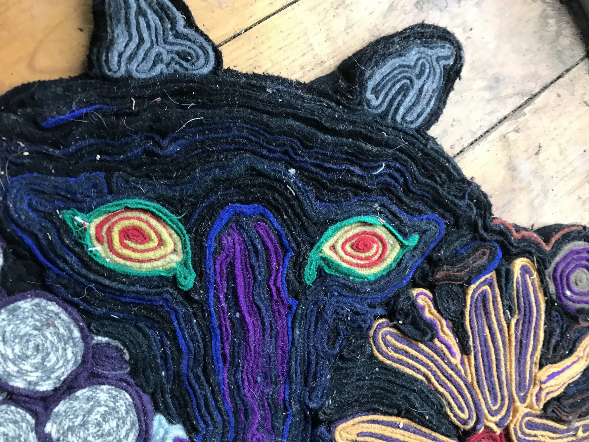 STAND WOOL WITH CAT CLOSE UP