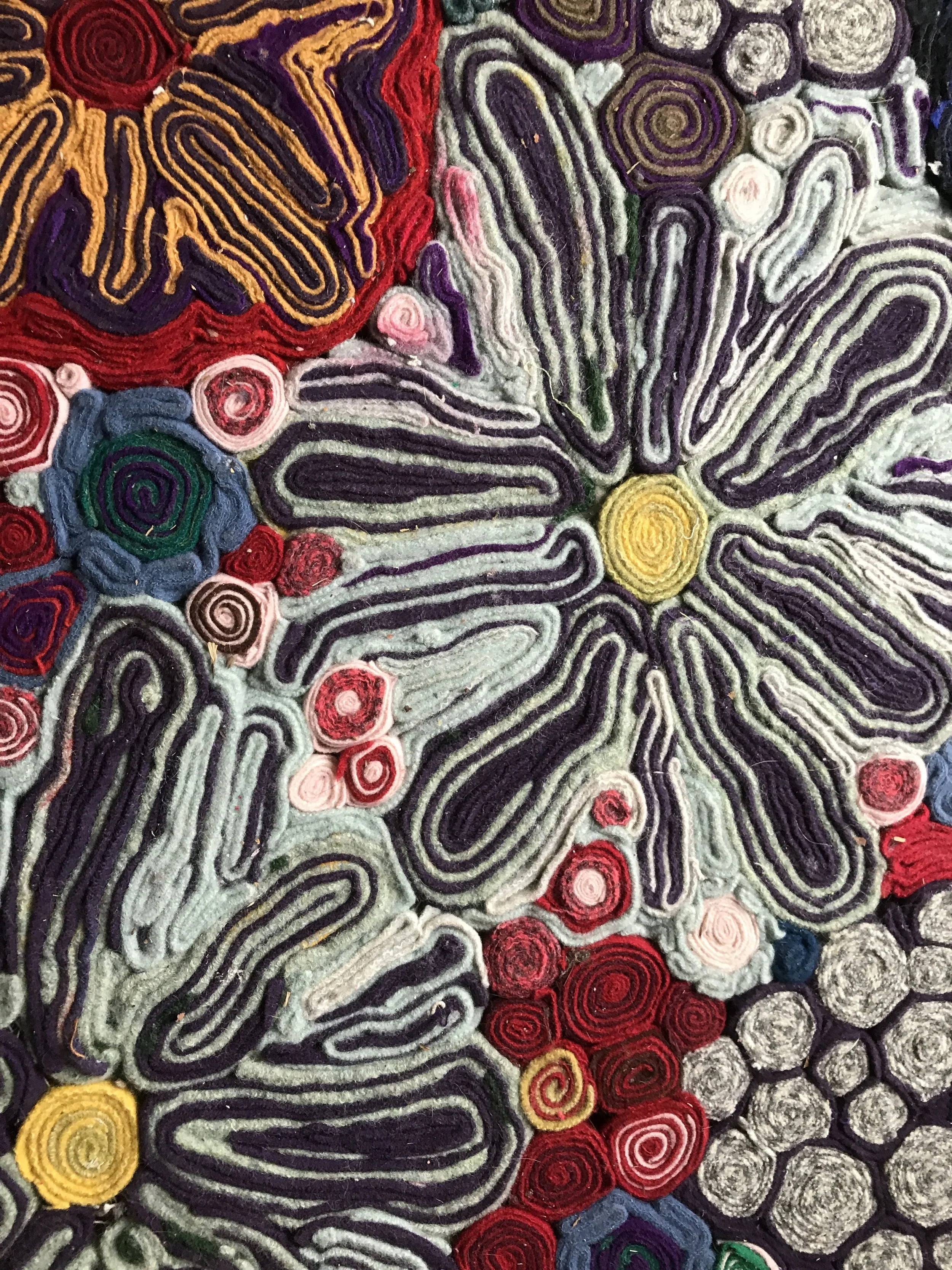 STAND WOOL WITH CAT CLOSE UP