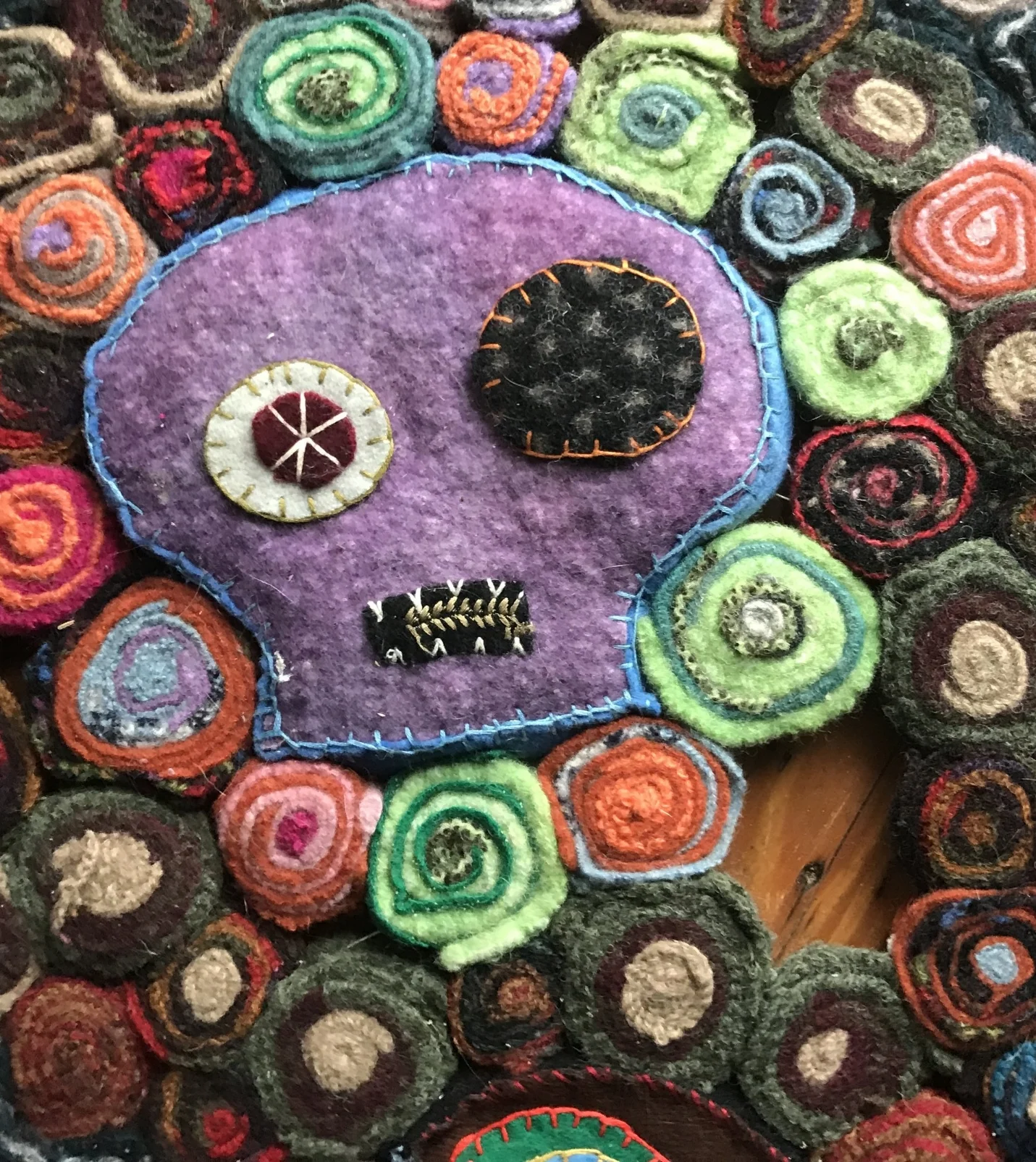 STAND WOOL WITH SKULL CLOSE UP