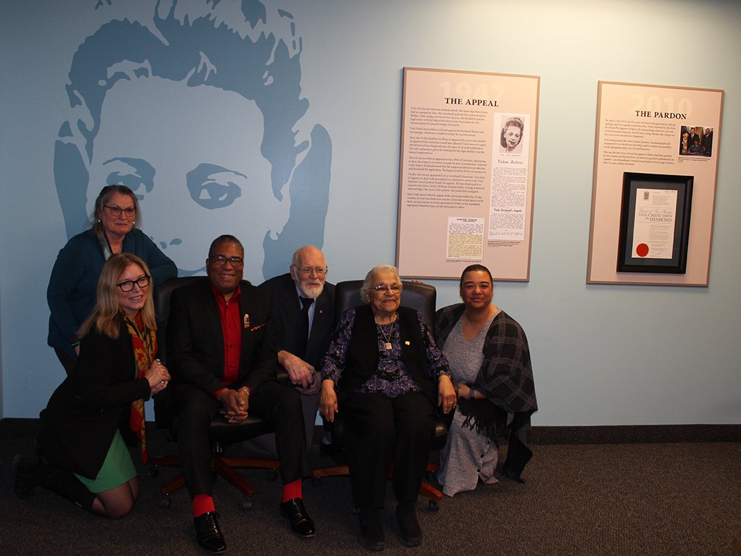 IMG_9324_Viola_Desmond_unveiling_group_photo_sm.jpg