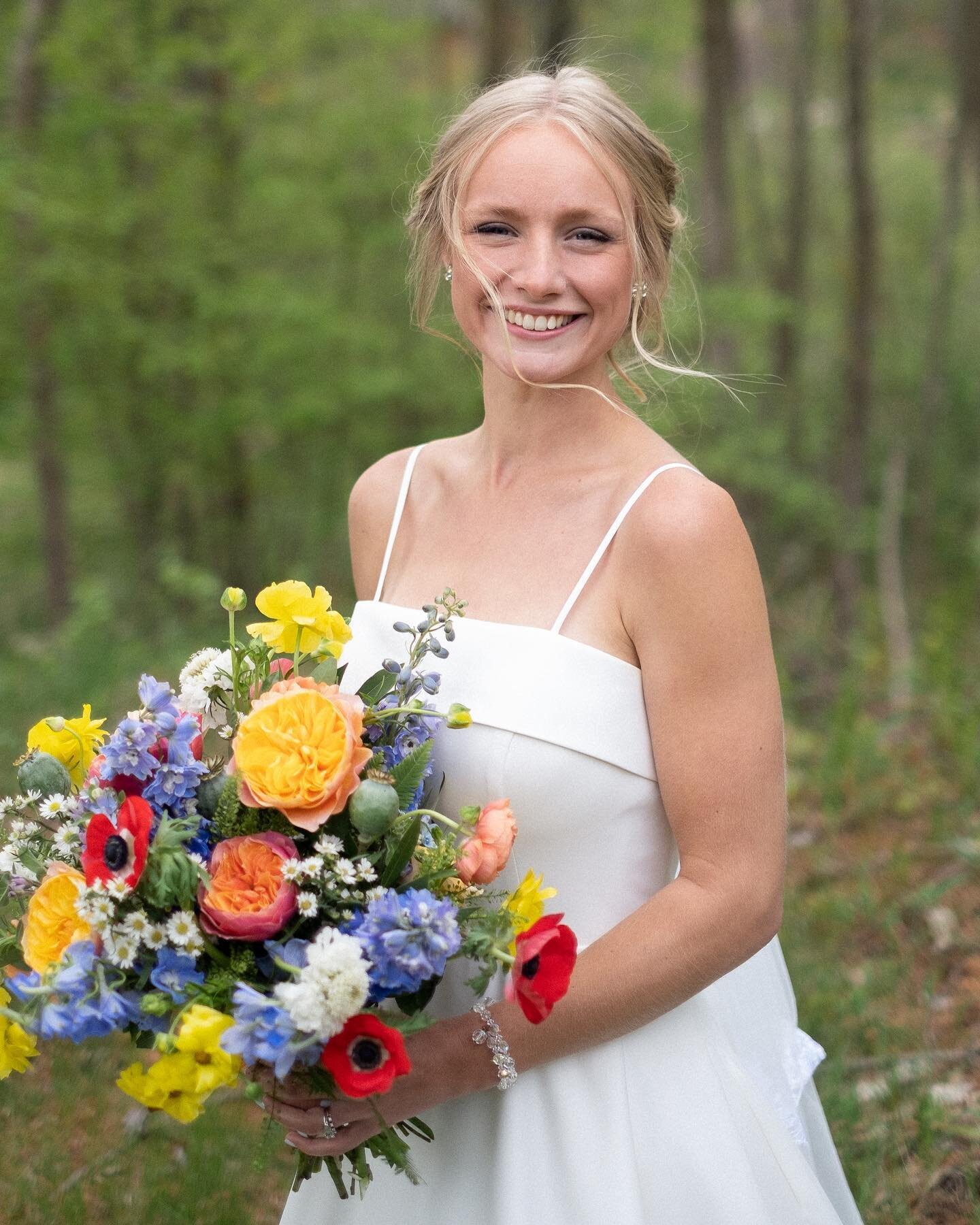 Playful, bright, adventurous,&amp; easy-going&hellip;we took all the wonderful things we love about Grace &amp; put them into her bouquet! Peachy-yellow garden roses, bright red anemones, golden butterfly ranunculus, &amp; sky-blue delphinium helped 