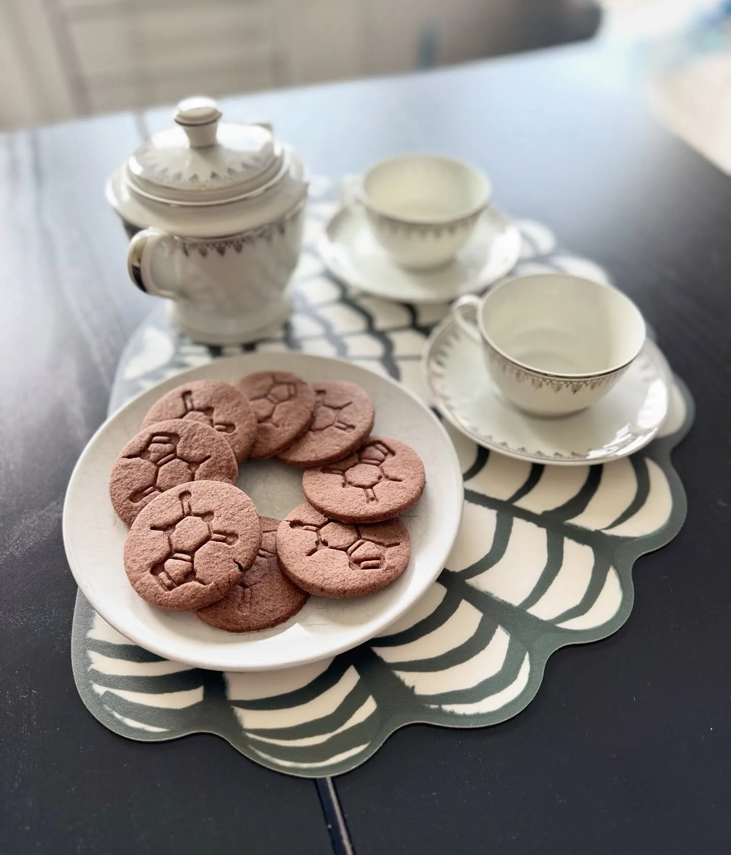 Last week I had the pleasure and honor of welcoming my dear friend and colleague Chloe in my home in Paris. 
We caught up on our summers, enjoyed some tea &amp; yummy fresh chocolate mol&eacute;cule cookies I made with @izadelgado &lsquo;s delicious 