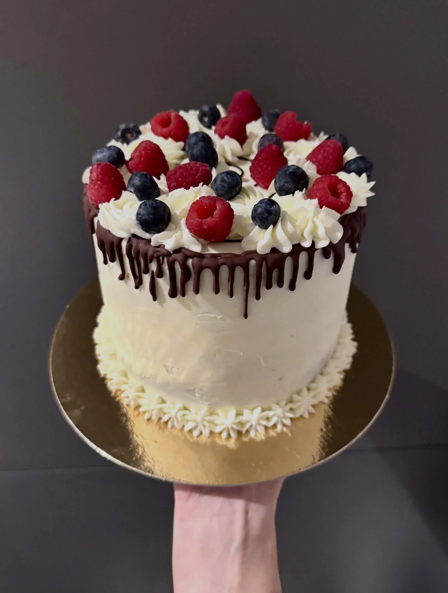 Playing a little catch-up on recent activity here&hellip; a super fun birthday cake duo for a &lsquo;repeat offender&rsquo; client! This year I stayed for the party 😎🪩 and got to present, cut &amp; serve the cakes. It&rsquo;s always so much fun whe