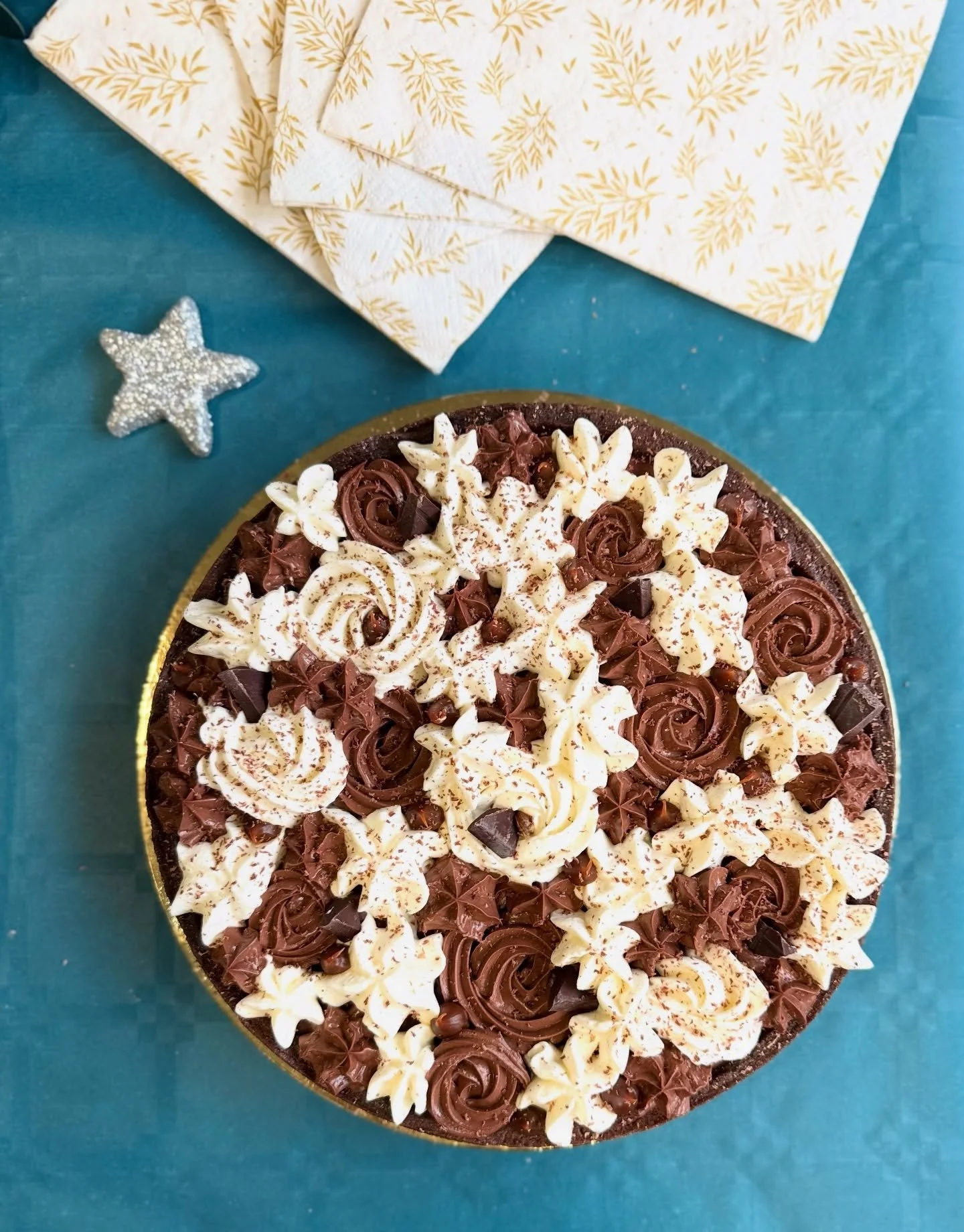 🌟 A belated happy holidays from Tarts &amp; Truffles Paris! 🌟
This tarte aux 3 chocolats (4? 5?) was a labor of love for a family celebration, my sister in law&rsquo;s dream come true 😍
It starts with a rich chocolate cookie shell, made with a ble