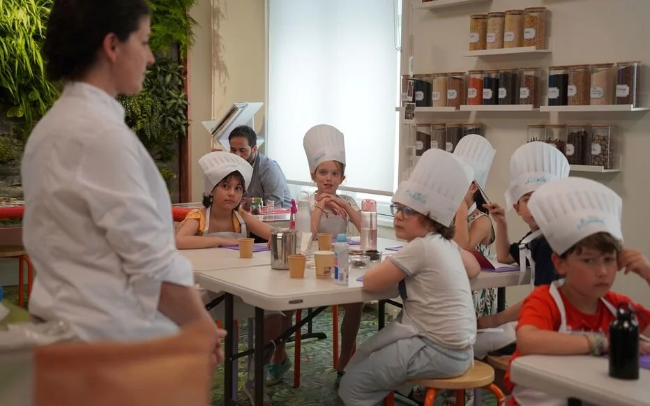 A new Article in "Le Parisien" : "Paris: when the 5th arrondissement town hall is transformed into a teaching kitchen for the youngest children"