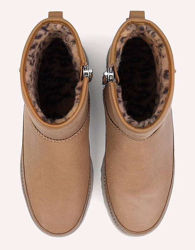 UGG BOOT INSIDE.png