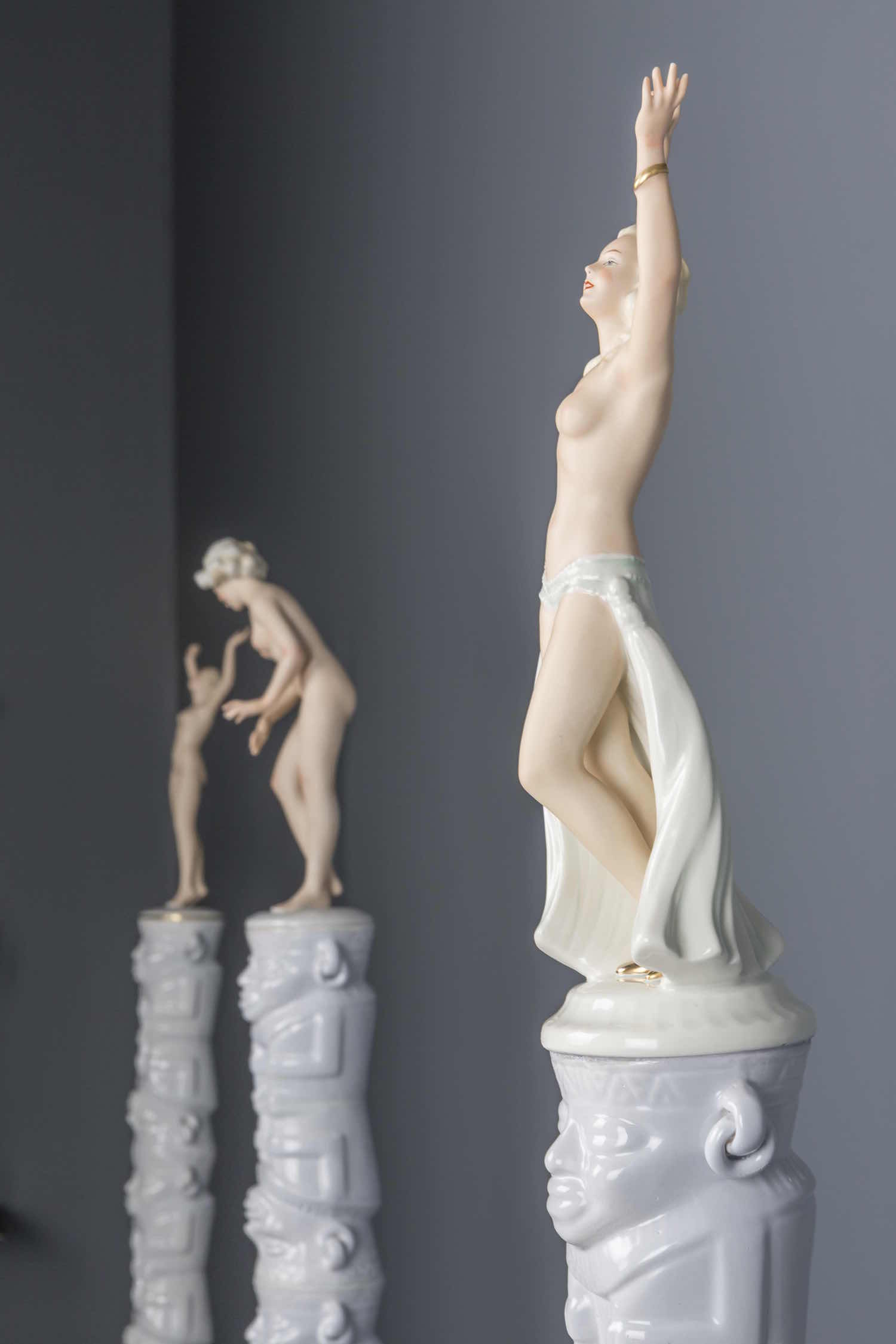  "Triunfantes, cada una de las figuras estilizadas y desnudas elaboradas en grandes casas de porcelana europea se yergue sobre los ídolos de porcelana falsa, bailan al ritmo del que detenta el poder, se divierten sobre los rechonchos ídolos que nos d