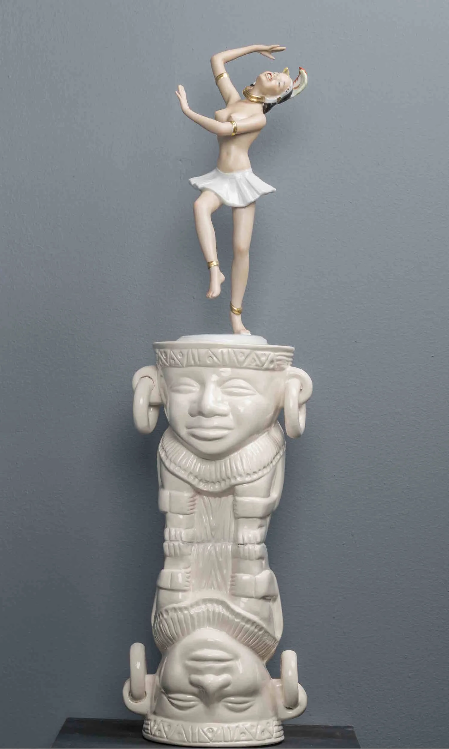 Tunjos y porcelanas Cerámica y porcelana 67 x 25 cm. 2016