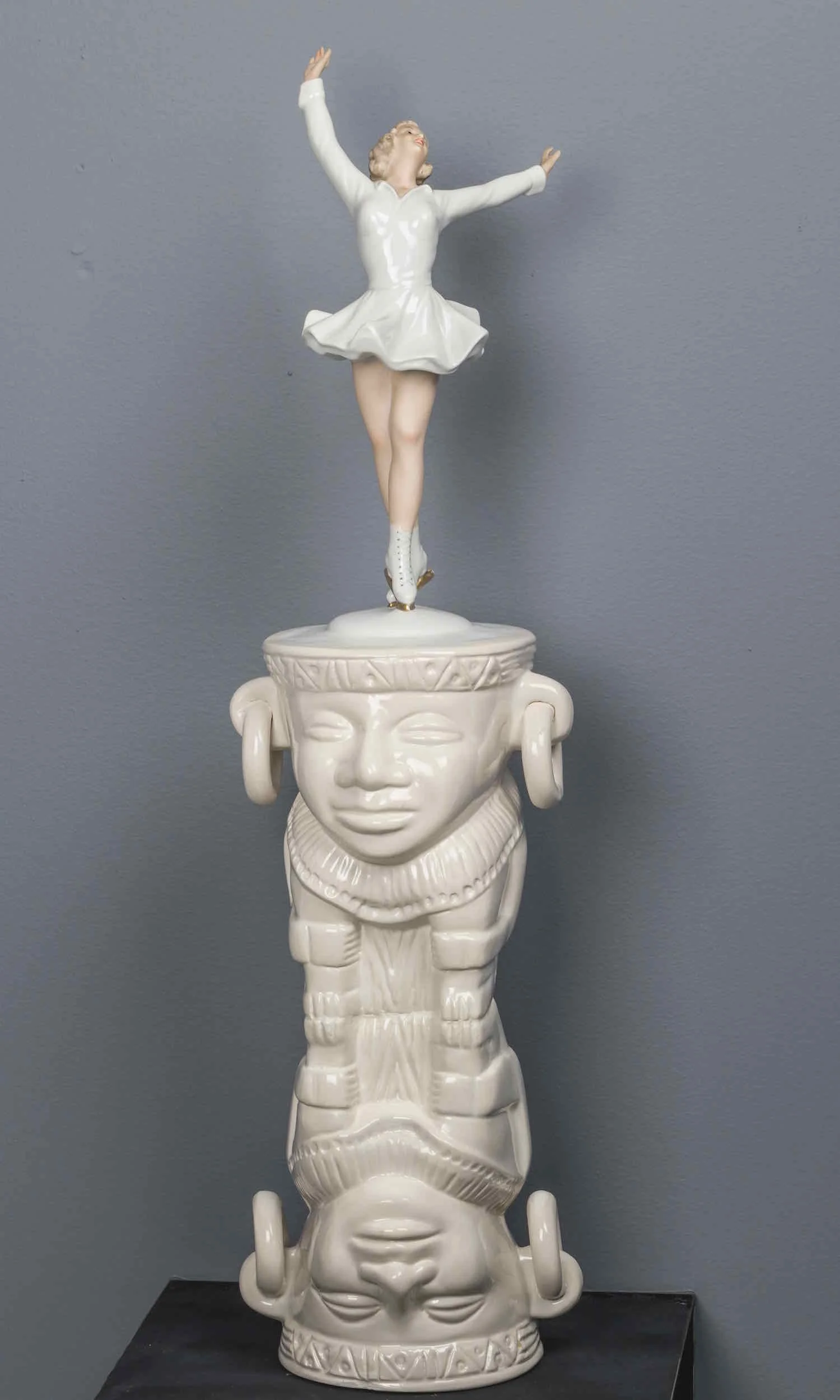 Tunjos y porcelanas Cerámica y porcelana 67 x 25 cm. 2016