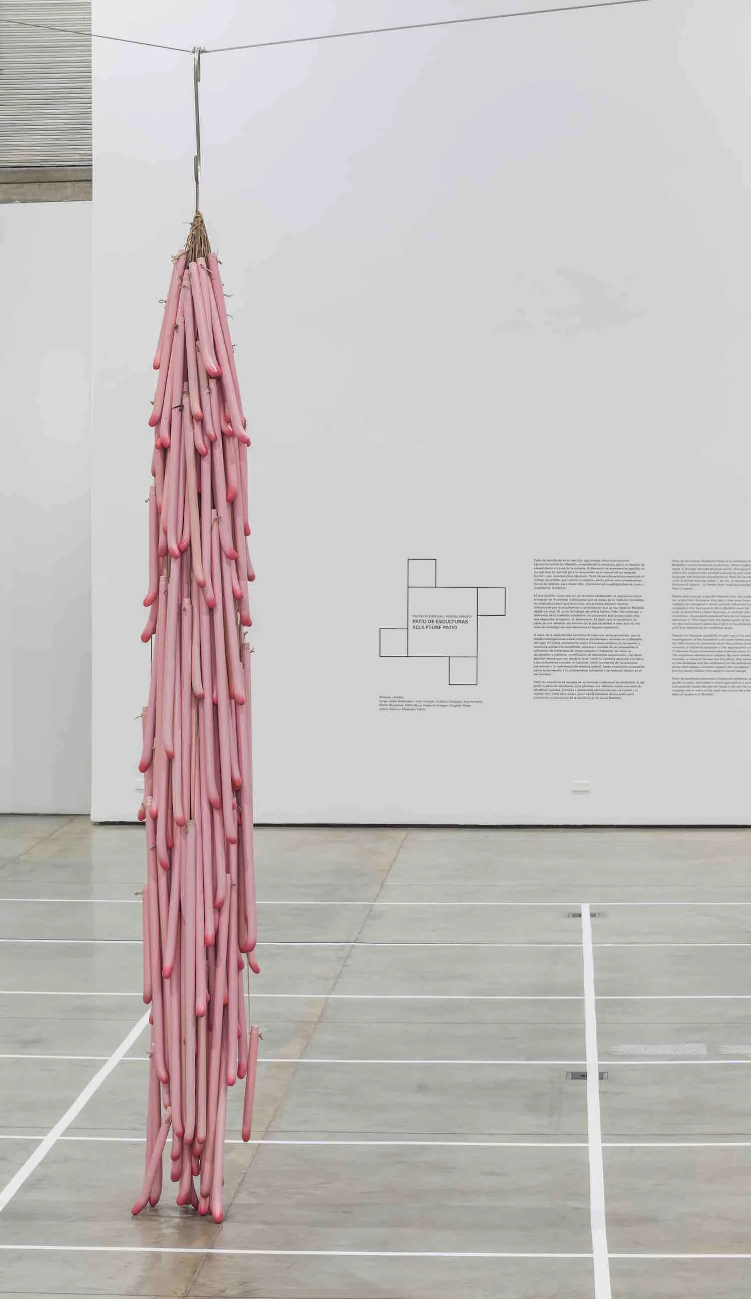 A mis hombres A partir de una serie de narices de Pinocho de longitudes distintas, Aristizábal construye una escultura que habla de la cultura de la mentira en la política colombiana y, por extensión, de la corrupción que históricamente ha impregnado a los gobiernos Latinoamericanos. Por medio del título Mis hombres , el artista se refiere a los hombres del ámbito político mientras desvela el carácter sexual de los componentes de la escultura queerizando un espacio tradicionalmente masculino y conservador. Gancho en acero, cuero, madera pintada. 500 cm de alto x 90 cm de diámetro. 2017