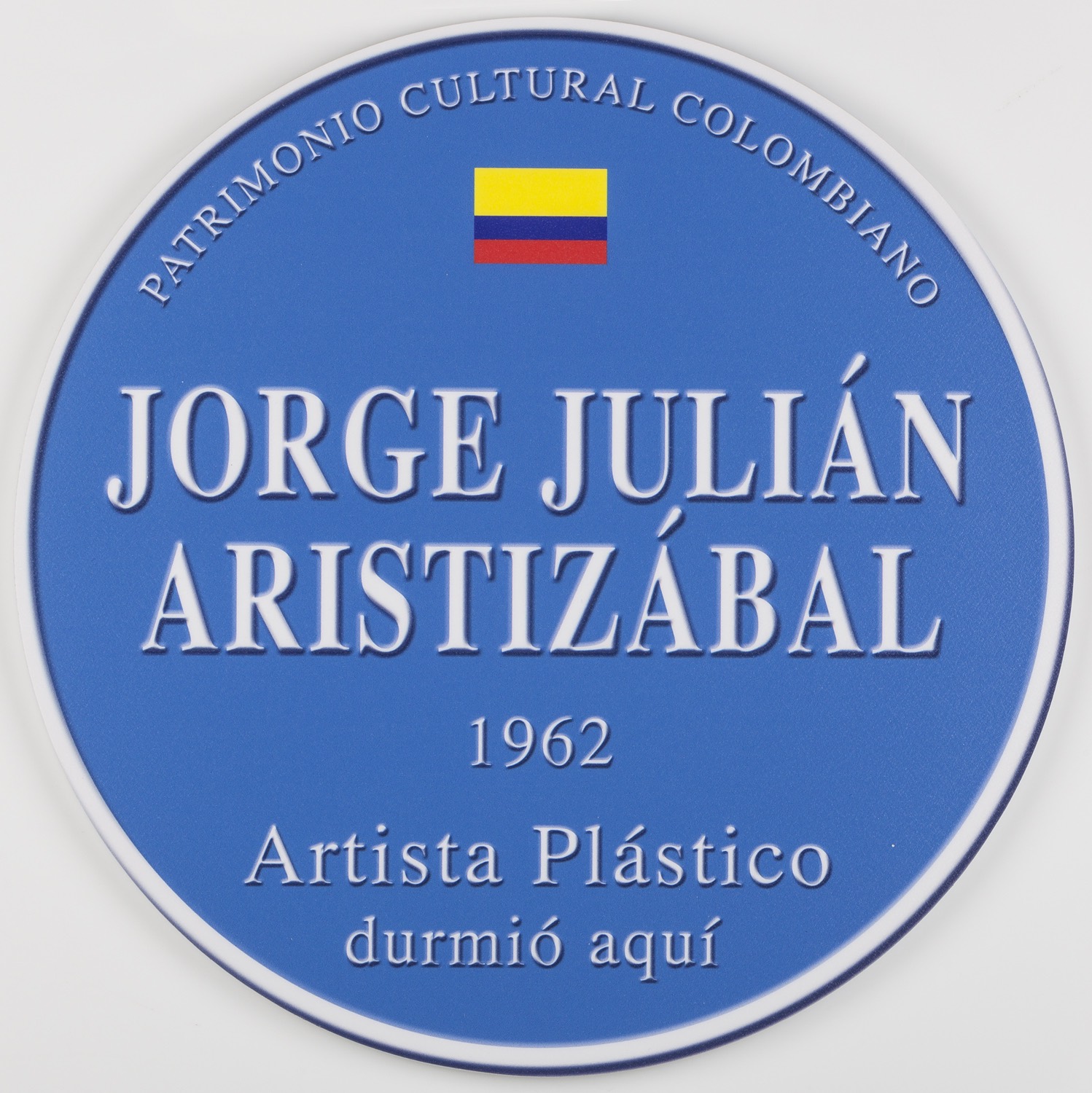   Placa conmemorativa   Por medio del humor, Aristizábal aborda la invisibilidad del artista en Colombia, así como el olvido y la apatía que viven las entidades culturales. Estas placas recuerdan las que se colocan en Inglaterra sobre las fachadas de