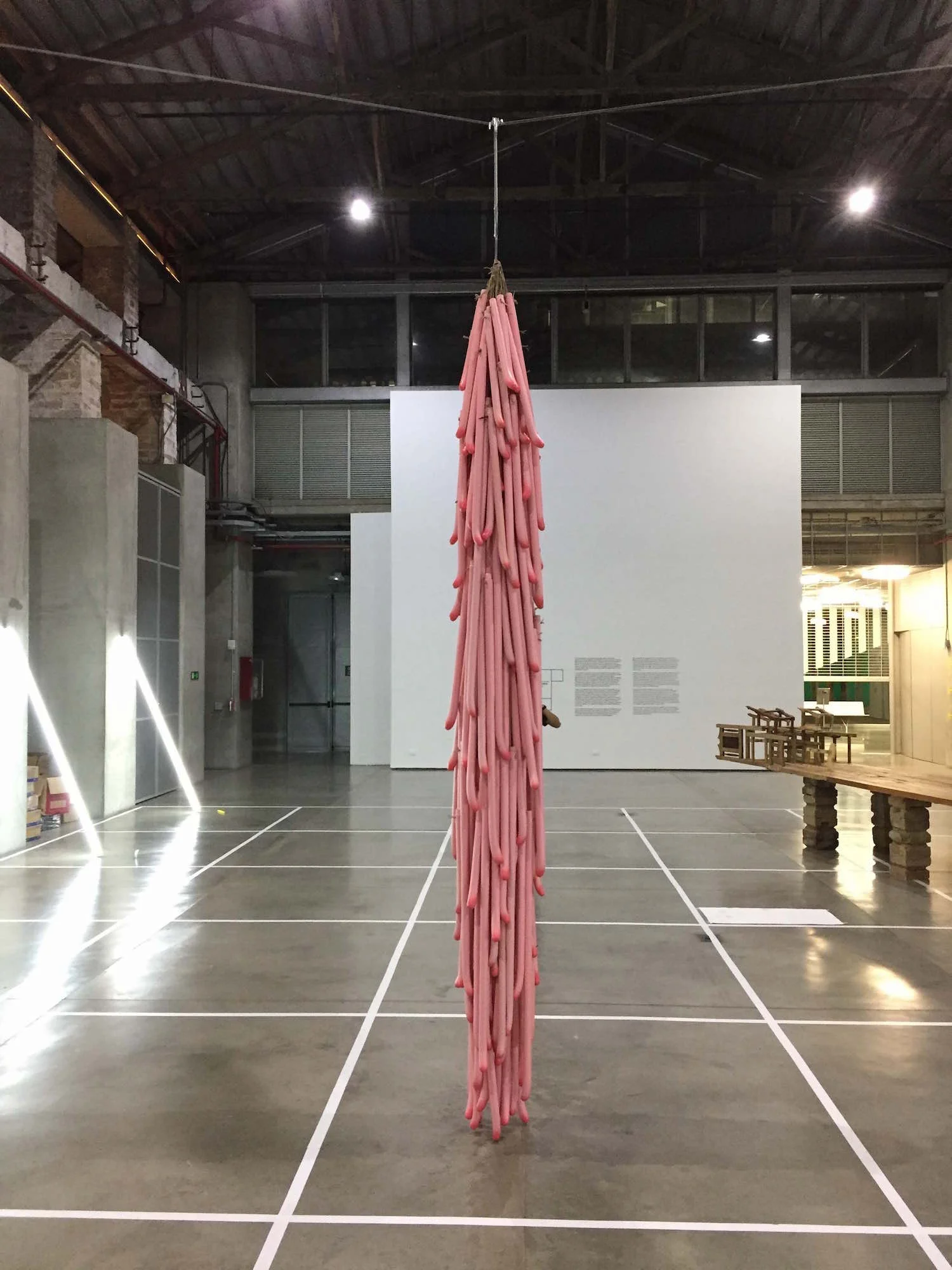 A mis hombres Gancho en acero, cuero, madera pintada. 500 cm de alto x 90 cm de diámetro. 2017