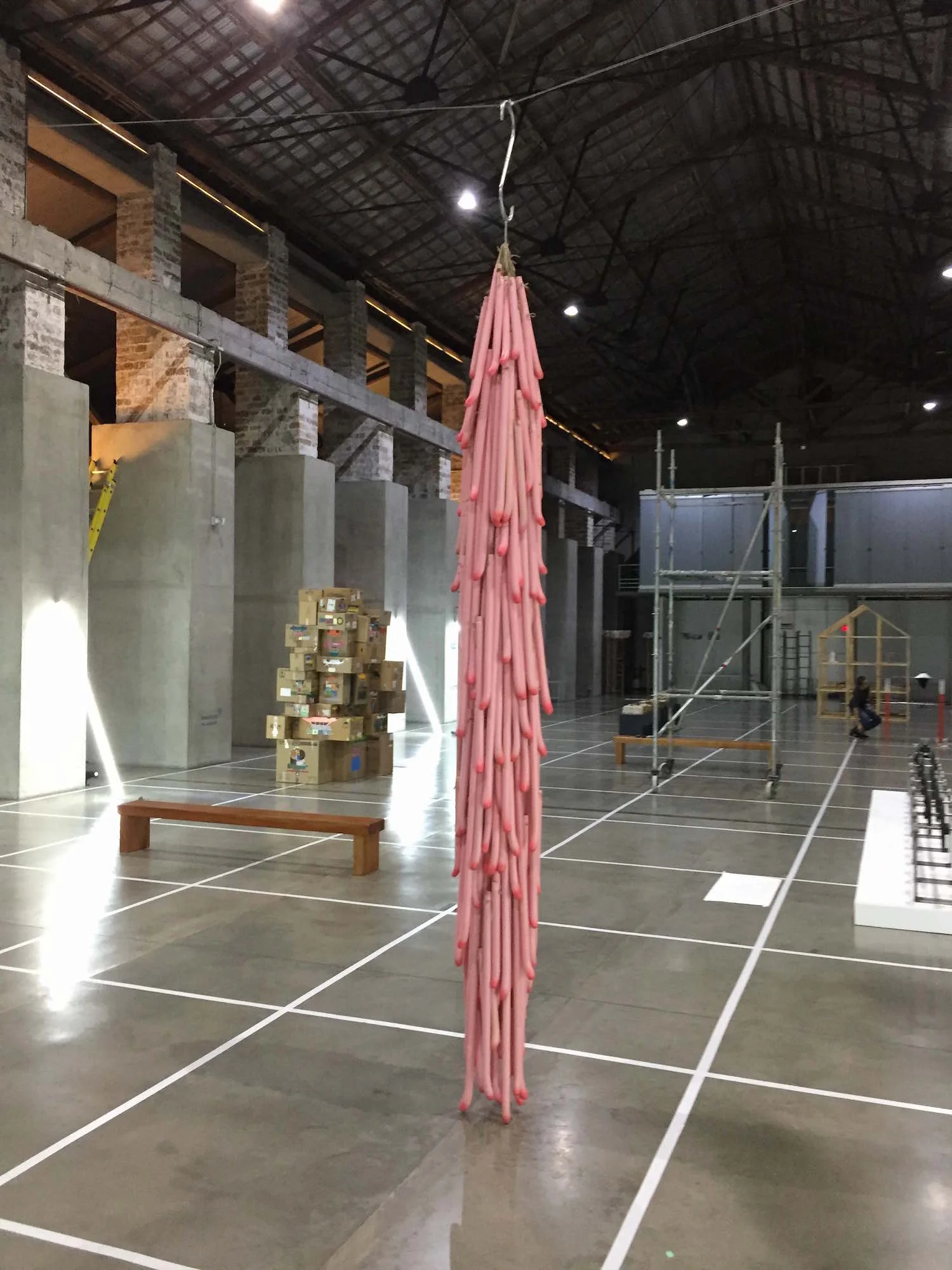 A mis hombres Gancho en acero, cuero, madera pintada. 500 cm de alto x 90 cm de diámetro. 2017