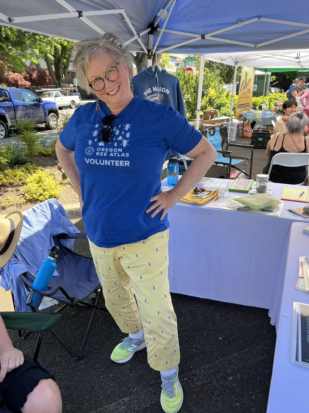 Ellen Steele rocks bee fashion