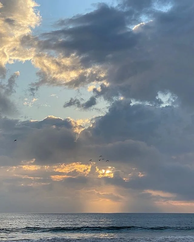 Sometimes diffused light through clouds reminds me of Turner&rsquo;s painting depicting &lsquo;Dido building Carthage&rsquo;, sans the buildings in construction and trees&mdash;my favorite of his, Sun and Clouds still captivating us, 2834 years later