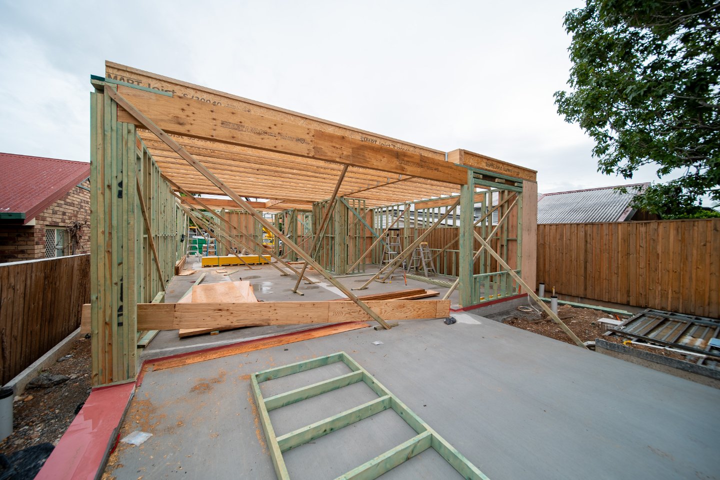 The frames are flying up at Project Albion, you can start to see this Nest Bespoke Home taking shape!

@versace.timbers

_
#nestbespokehomes #brisbanebuilder #brisbaneconstruction #brisbane #brisbaneproperty #construction #constructionvideo #qldhomes