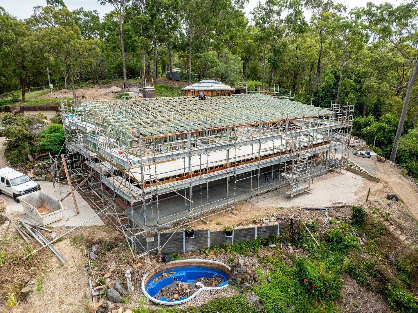 From this angle you can really see the full scale of the extension and renovation at Project Cornubia. This is a massive project!

@versace.timbers

_
#nestbespokehomes #brisbanebuilder #brisbaneconstruction #brisbane #brisbaneproperty #construction 