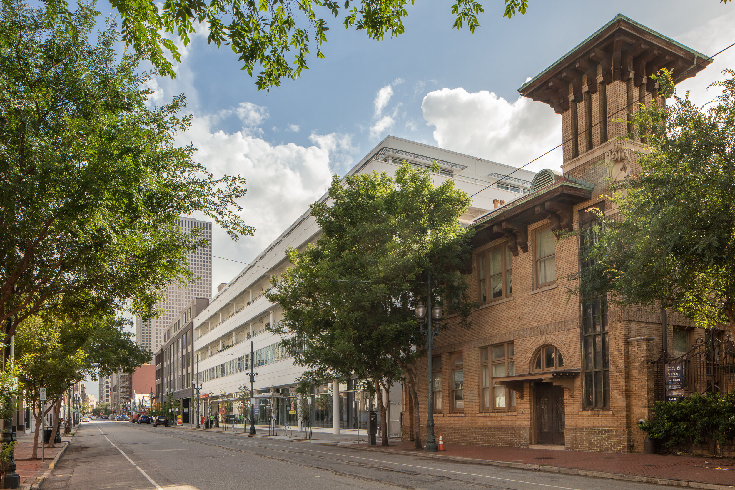  Luxury Apartments in New Orleans LA - The Garage - Streetview of Apartments with White Exterior 