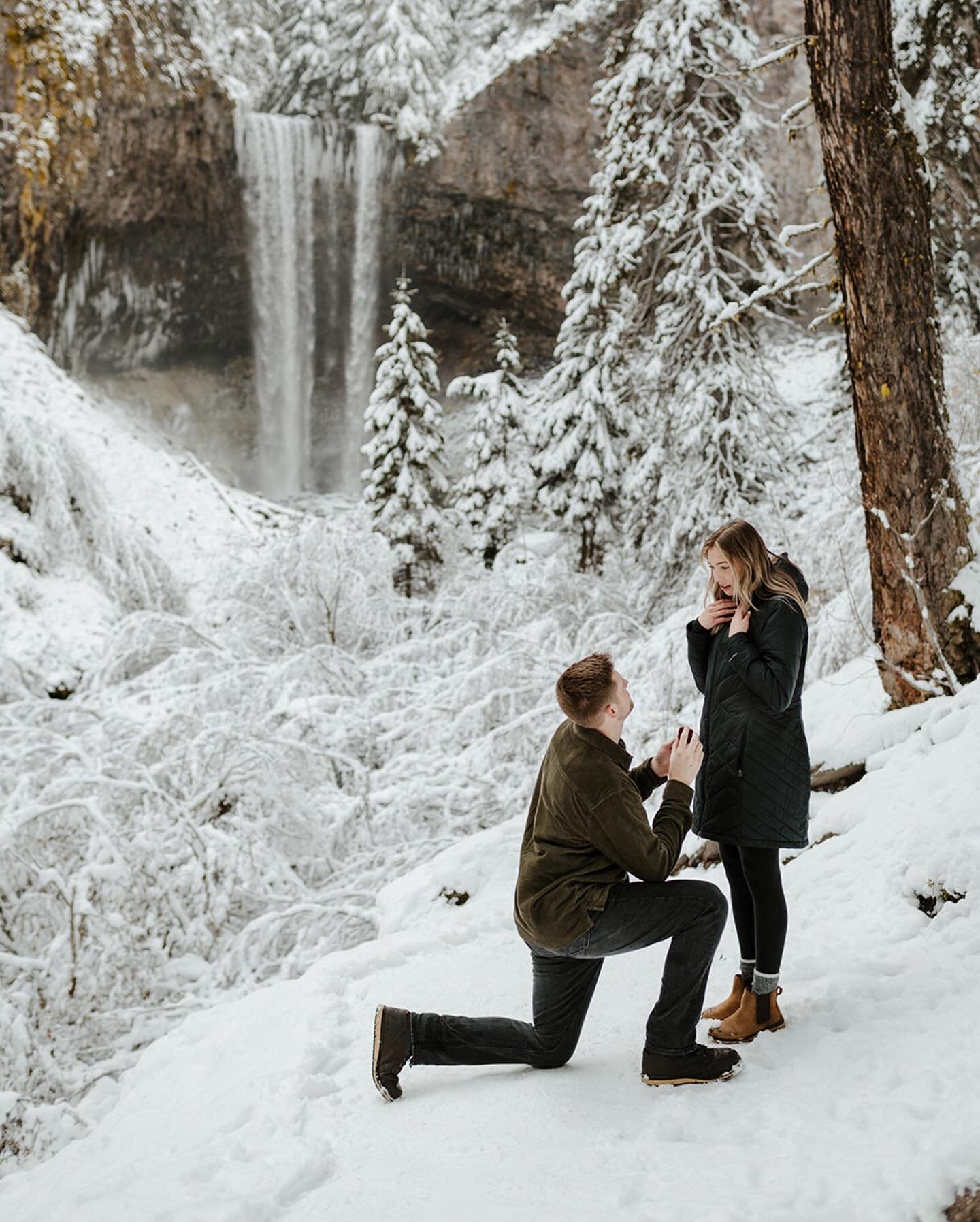 Is it absolutely crucial to have your proposal photographed? No. But is it emotional to look back at the moment and have photos to relive it? Yes 🥹

#waterfallproposal #winterproposal #oregonproposal #proposalphotographer