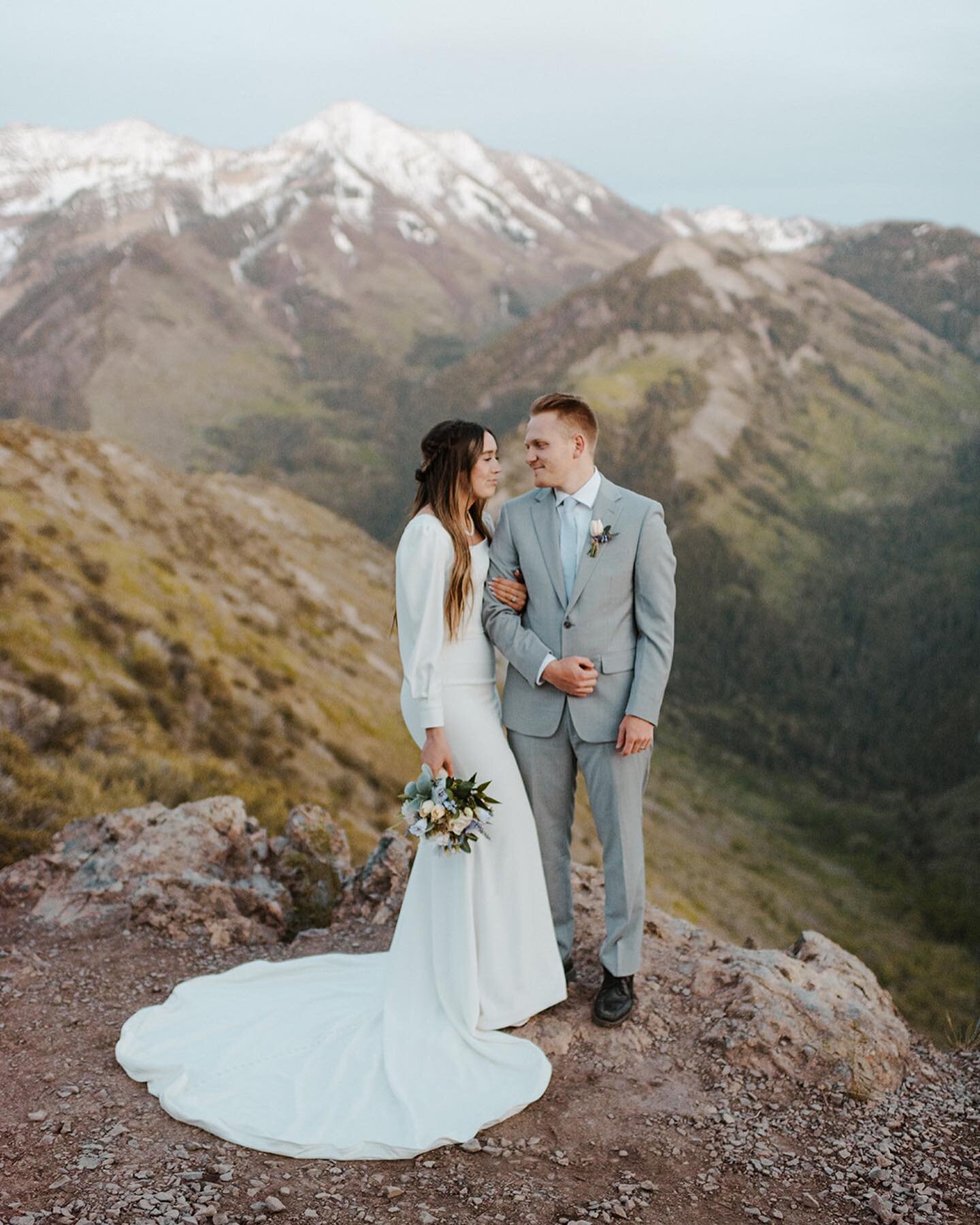 This nice weather is making me want to be back in the mountains with these two 😍 who wants to join me here again this summer?? 

#utahweddingphotographer #weddingphotographer #oregonweddingphotographer #utahwedding