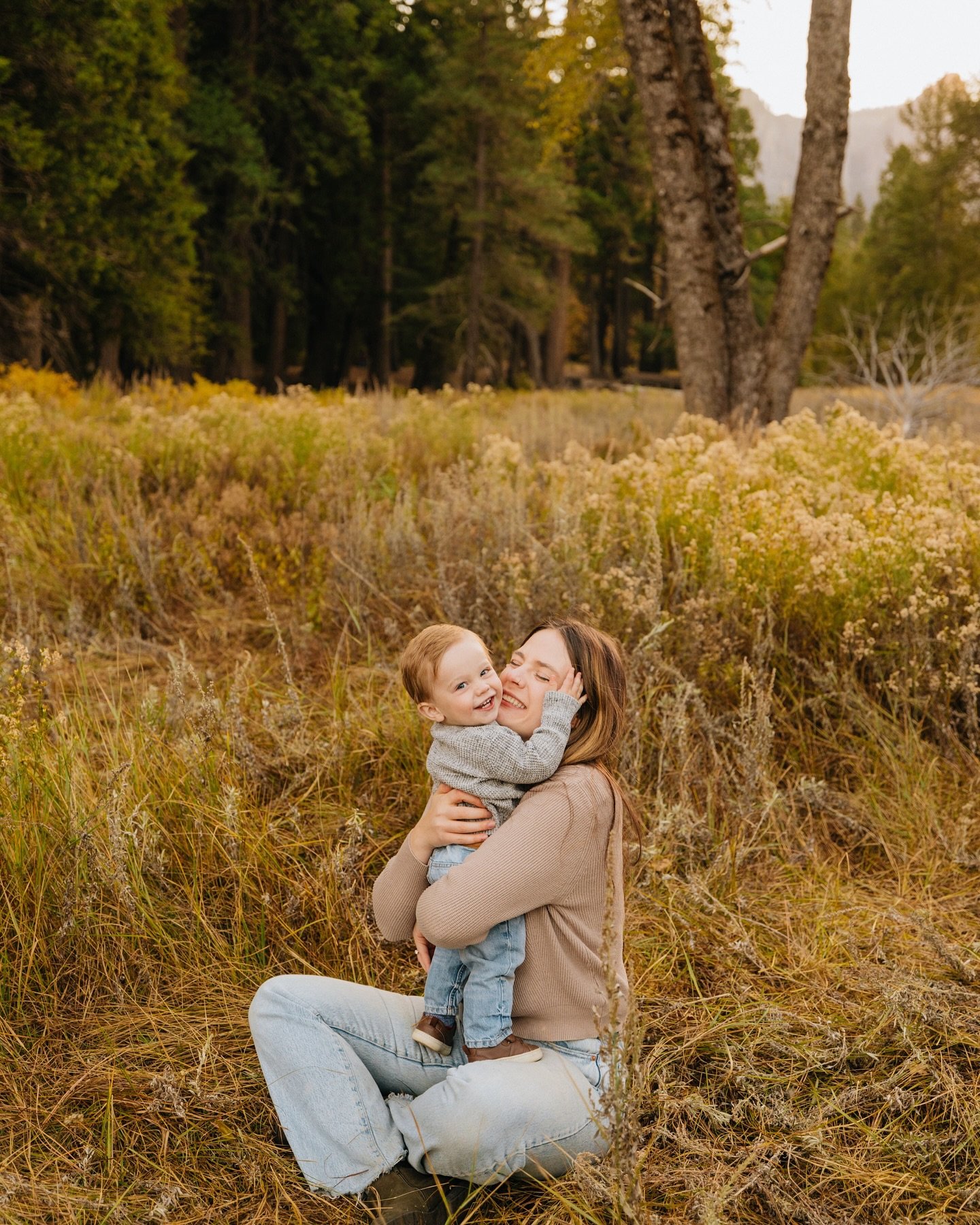 🍂 Golden leaves, cozy flannels, and that crisp Yosemite air! 

Family photos in Yosemite are just magic! I feel like I say that so often but it&rsquo;s the truth. There&rsquo;s truly nothing like capturing your family in Yosemite during fall! The co