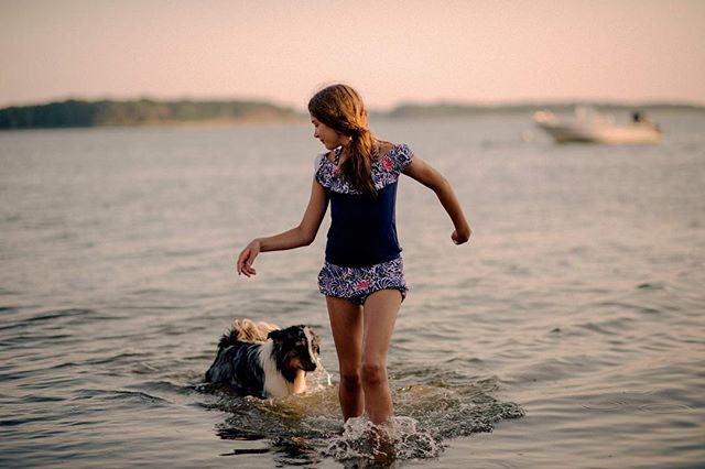 Moment parfait 🐶🌊🌸✨ #our_every_day_moments #momwithcameras #letthekids #sunshinecoast #sunset #seaside #lifeatthebeach #doggiestyle #capecod #australianshepherd #doglife #doglover #running #thebeach #hapinesss #thepursuitofjoy