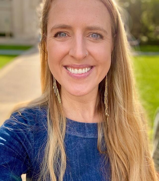 Is that me glowing, or does portrait mode get all the credit? 🧐

Let&rsquo;s call it both, friends&mdash;because I&rsquo;m bright &amp; giddy in anticipation of my Rhapsody in Blue gig with the @olysymphony in 4 DAYS!! 🙈

I have so many words &amp;