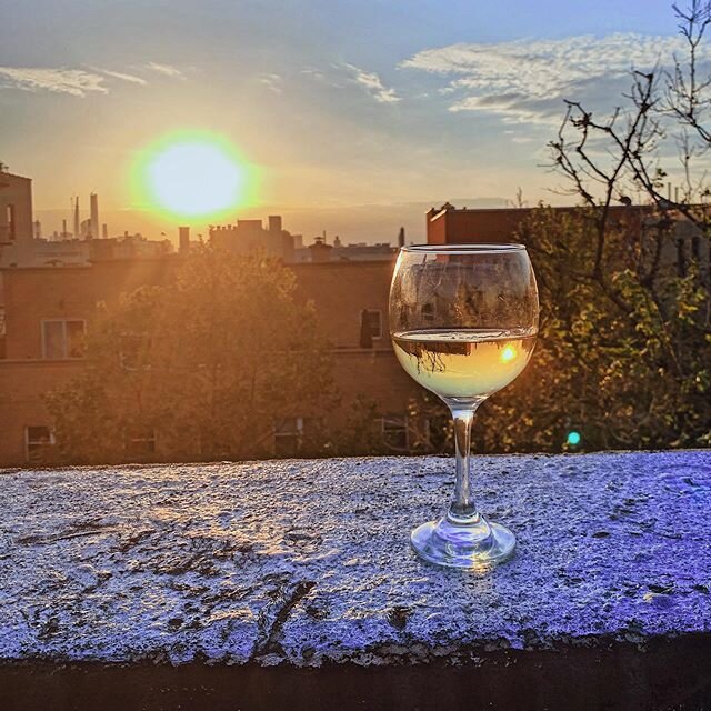 A New York minute 🌇🍷 .
.
.
.
#NYC #skyline #newyorkcity #wine #winelover #chardonnay #lic #rooftop #rooftopviews #quarantine #sunset #morelikefunset