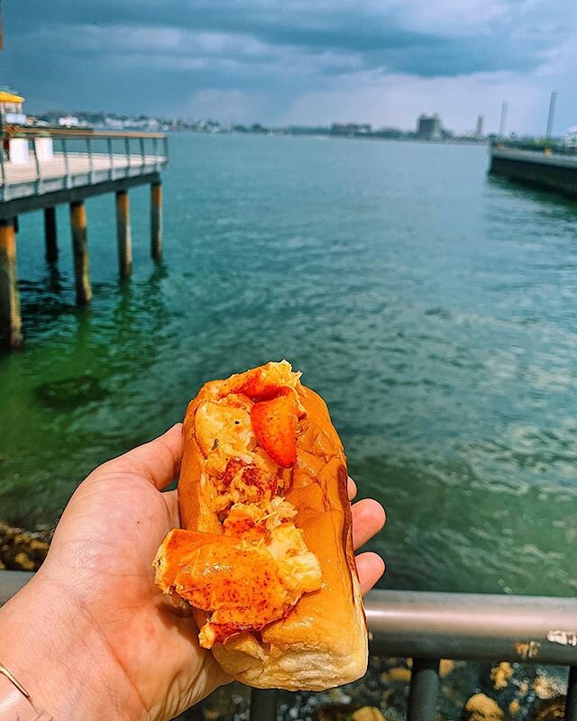 Lobstah by the Hahbah. Feelin&rsquo; Boston ah eff.🦞 🌉🏙🦀🌞⚾️🦞 .
.
.
.
#boston #southie #southboston #harbor #bostonharbor #summer #summertime #yankeelobster #seafood #bostonfoodies #food #foodporn 🦞 #lobsterrollsofinstagram