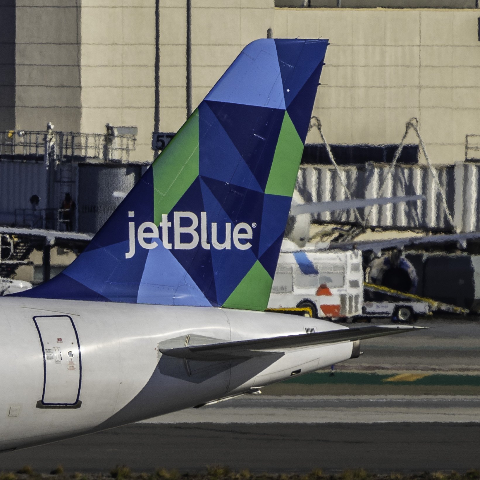 jetBlue Airbus A321 "Prisim"