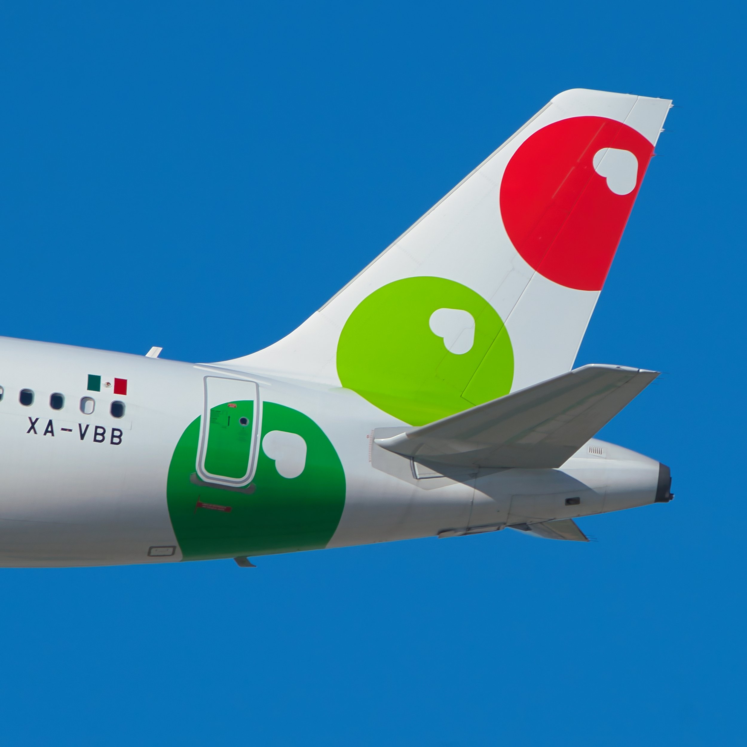 VivaAerobus Airbus A321neo (New Colors)