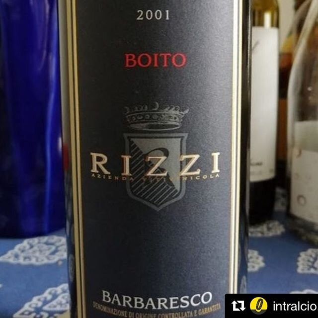 #repost @intralcio.it grazie @intralcio.it 
@fiorenzosartore ・・・
A pensarci bene qui dovremmo fare una categoria covid, relativa ai vini fermi da eoni in cantina che apriamo in 'sti giorni. Eccone uno: colore bello scarico e però luminoso, come conv