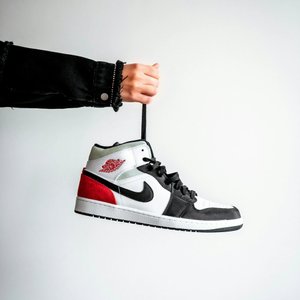 sneakers jordan mid se union black toe on feet