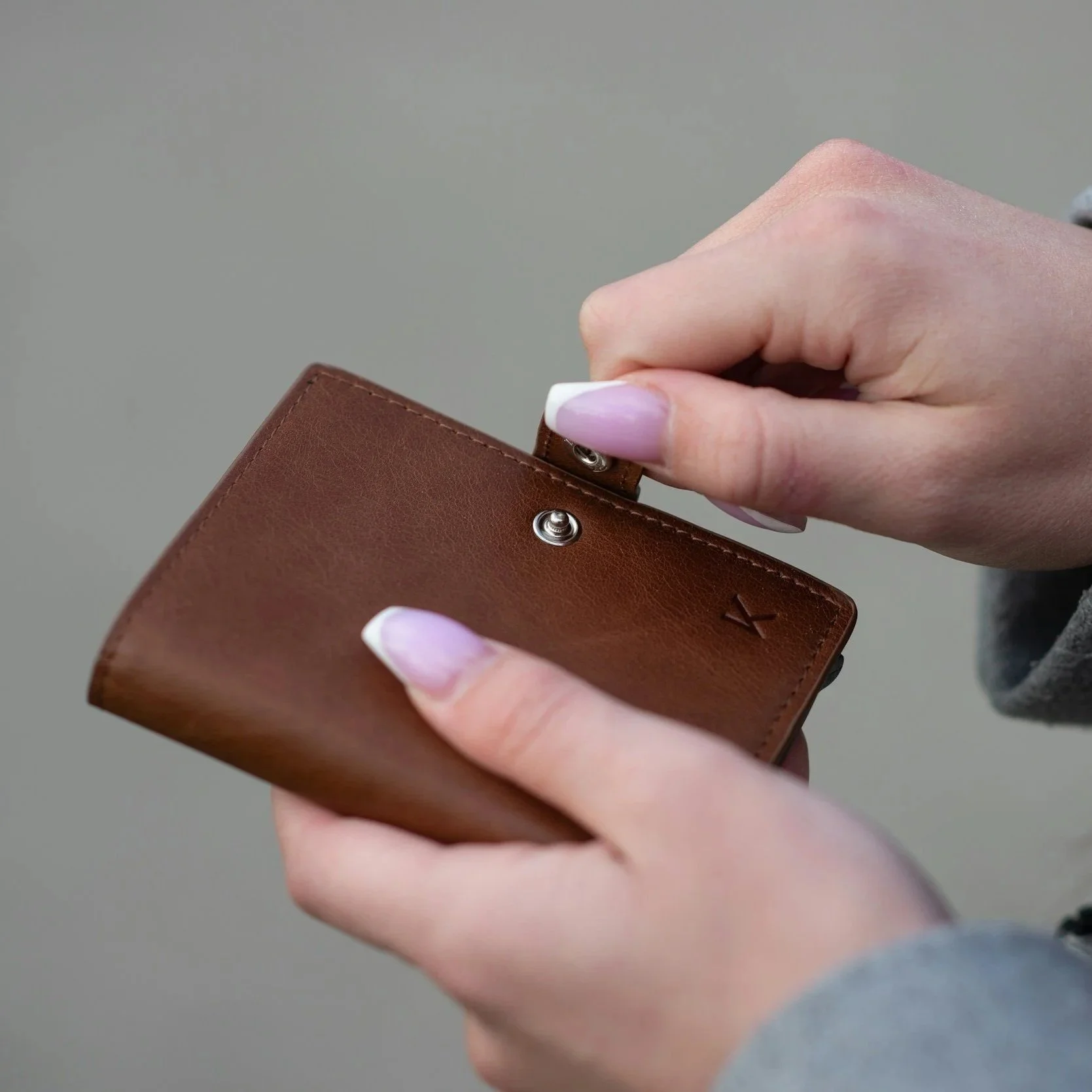 Women's Wallets: The #1 Reason Buyers Return Budget Wallets Isn't the Design, Material, or Price. It's the Zipper. A Seller's Guide to Turning Frustration into Margin