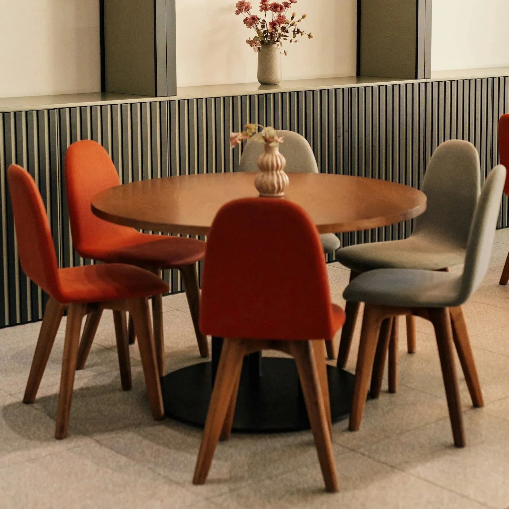 Round Dining Tables With A Pedestal Stand, Everybody Wants It and Nobody Builds It Properly