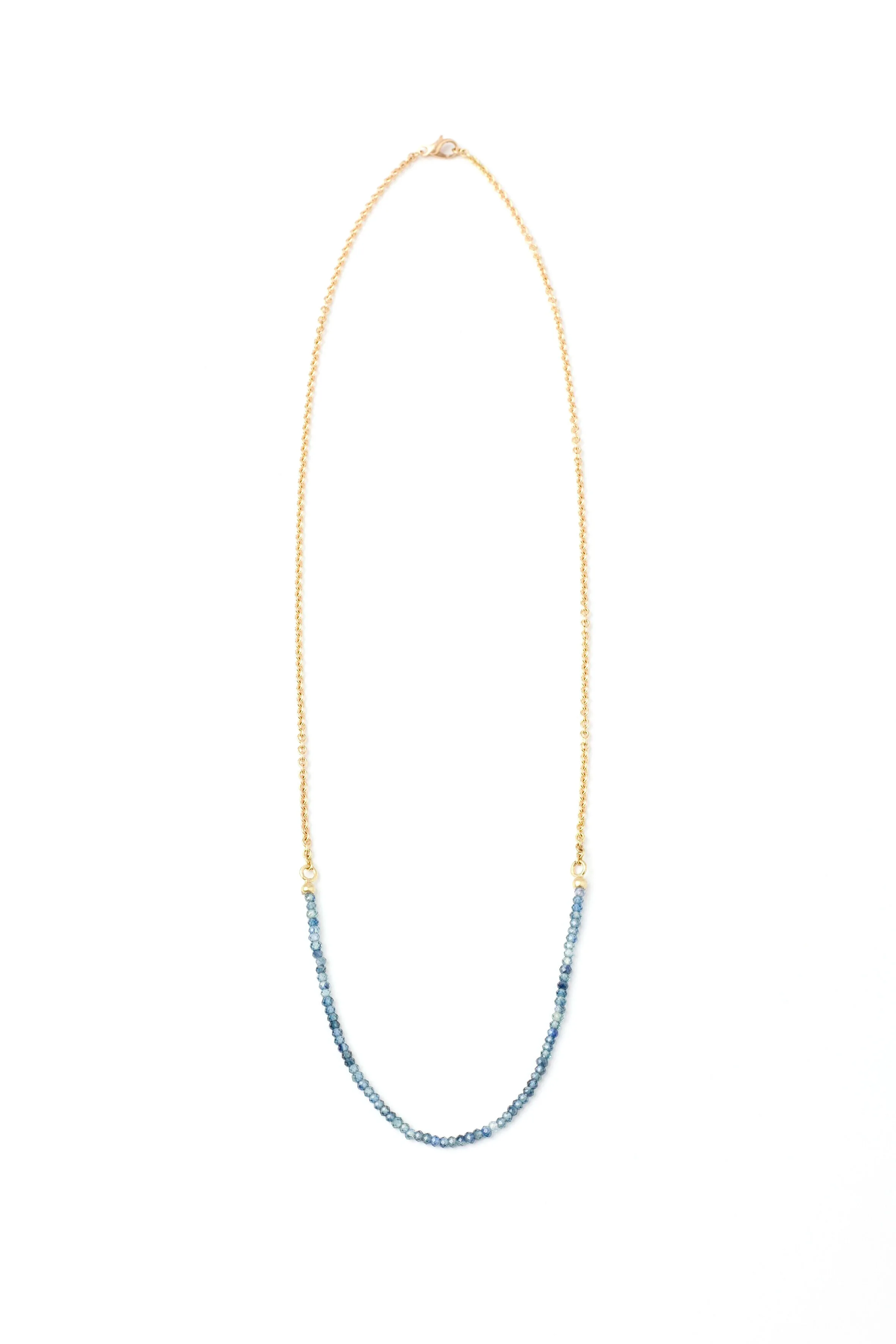 Kurze feine Kette aus 750/000 Gold mit melierten Safirperlen.