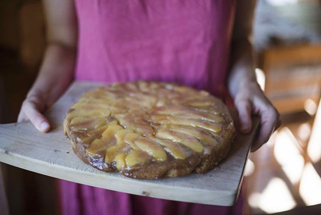 The quince and ginger upside down cake! Recipe from @yossyarefi 's Sweeter off the vine. The perfect cake for your Autumn afternoon. Come over and have a slice!
.
.
.
📷 @liekeromeijn
.
#agriturismo #lemolesulfarfa #homemade #inmykitchen #autumnmood 