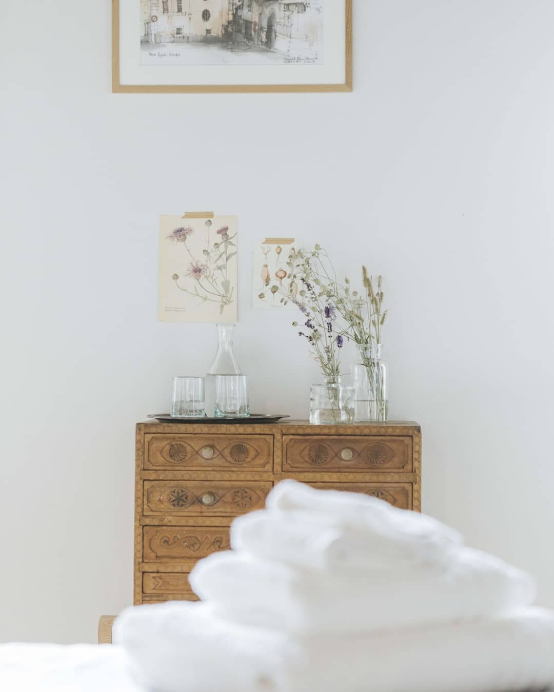 It's the first rainy day in months and we feel like all the plants, relieved with the water and being able to breath! 

A perfect time to show you the room Rosciola, with it's high ceiling and two big windows looking out over the Farfa valley. 
.
.
.