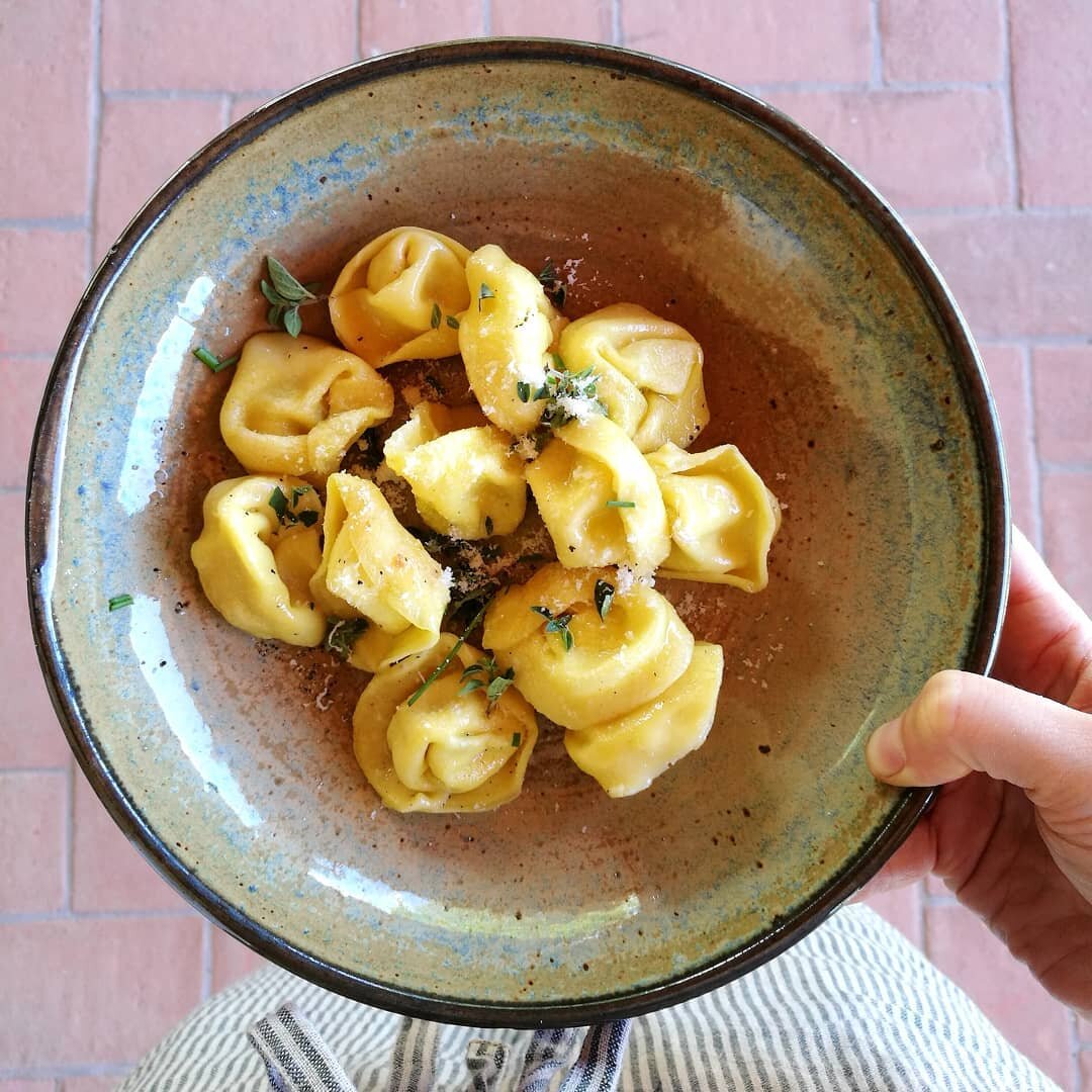 Sunday lunch: tortellini with ricotta, fresh herbs and lemon. Our plates were licked. Thank you @giorgiaeugeniagoggi for the inspiration!
.
.
.
#agriturismo #lemolesulfarfa #homemade #foundandforaged #eattheseasons #gardenherbs #myodetospring #slowan