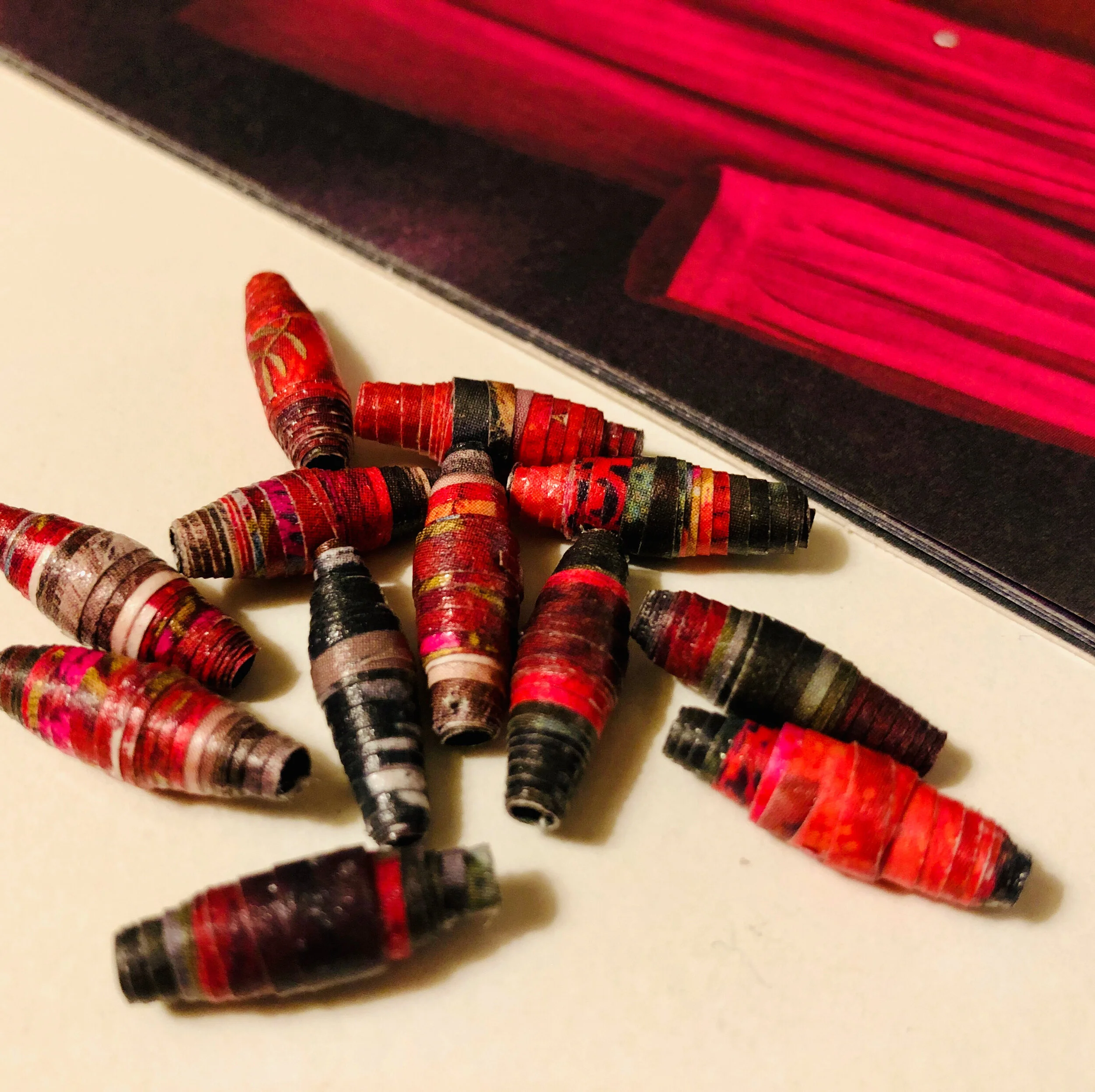 Papierperlen aus alten Zeitschriften