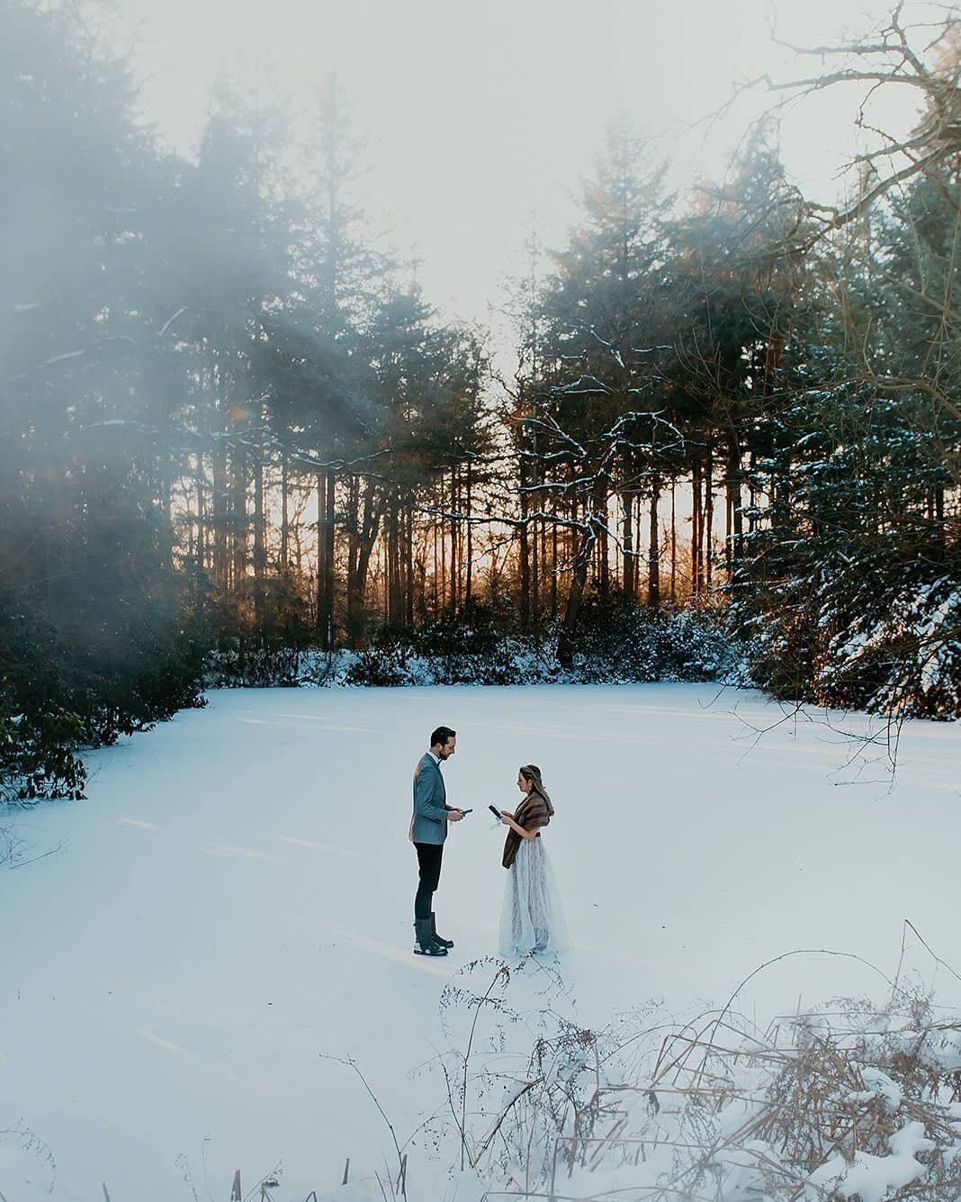3 Reasons to Elope in the Winter! ❄ Struggling to decide if you want to get married during the winter season?

A winter elopement is for you two if you love:

- That cosy athmosphere that only the wintertime has (snowy landscape, warming up by the fi
