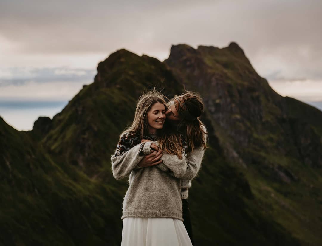 6 Items you NEED for your winter elopement or wedding!

1. Waterproof shoes or boots
2. Warm gloves
3. Warm jackets or woollen sweaters
4. Warm blanket or a big scarf
5. Beige/creme leggings for under your dress
6. Hot drinks in a flask with two mugs