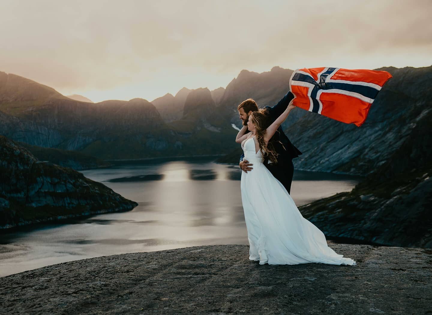 🇳🇴 Happy Norway Day!! 🇳🇴

I brought an old vintage norwegian flag with me in my backpack and Katie and Rasmus loved it! So we took some photos with it and they told me I could post it today for their indepence day! 🥰

Follow them for some awesom