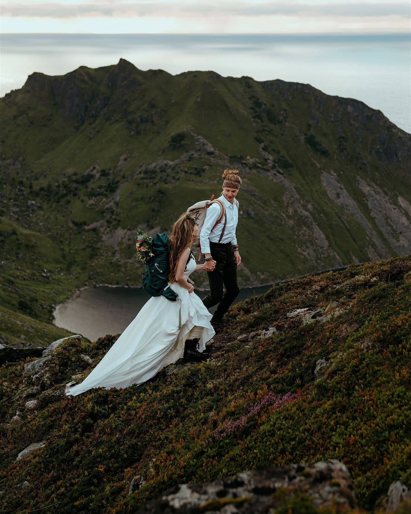 Hiking in Norway with @stineogjarlen was incredible! ❤

We met up at the trailhead and it looked like it was going to rain but we went anyway and after only a few drops of rain the sun came out at the top! It was so magical! 😭💕

Their three cute do