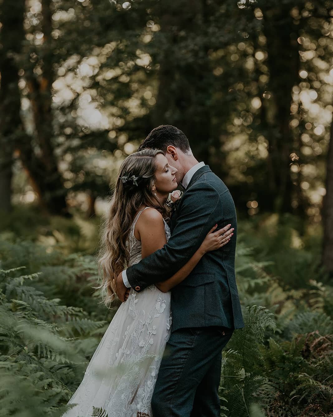 Would you get married in a forest? 🌲

Well these two did!! The light was so magical during the ceremony and in the background two doves wandered through the forest. They shared their intimate vows in front of their closest friends and family and it 